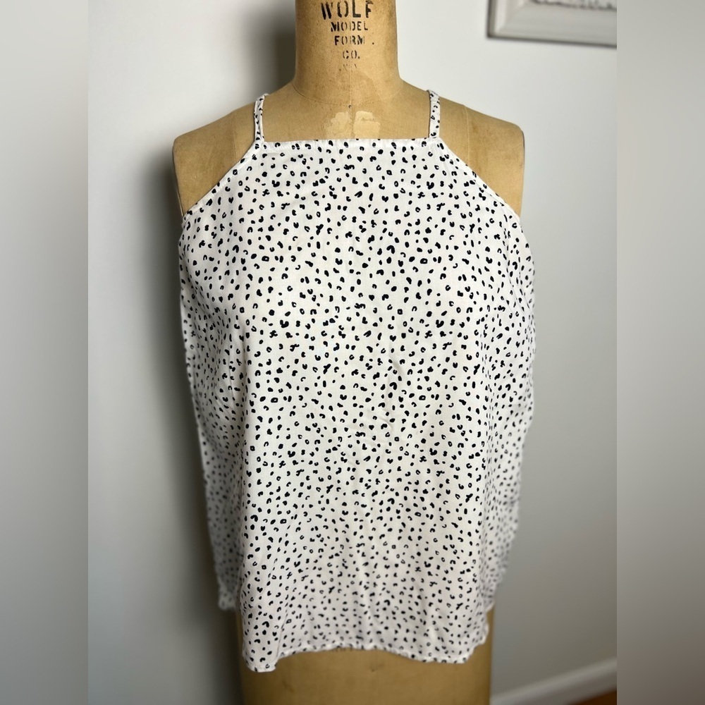 Old Navy women’s cream & black sleeveless top
XS